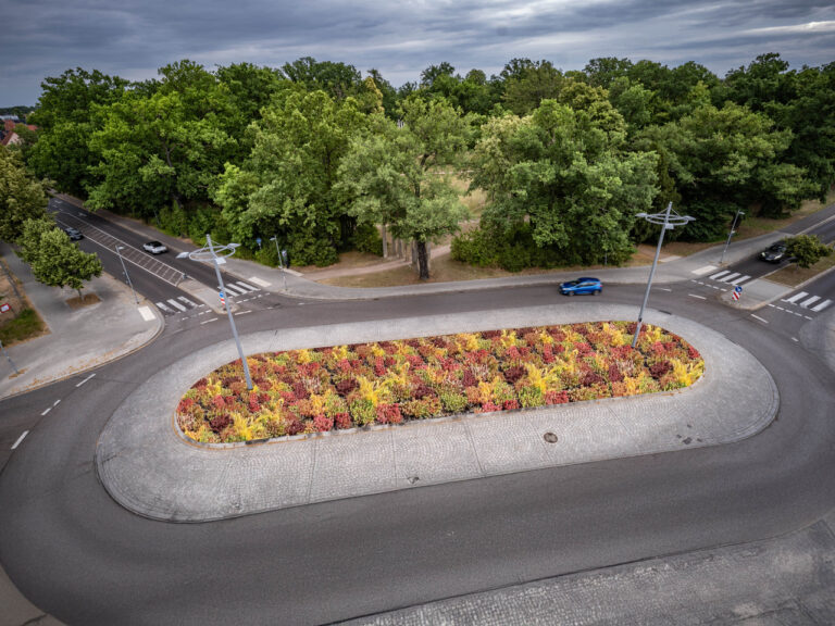 Kreisverkehr „Sieben Säulen“ : aus Grau wird Grün!